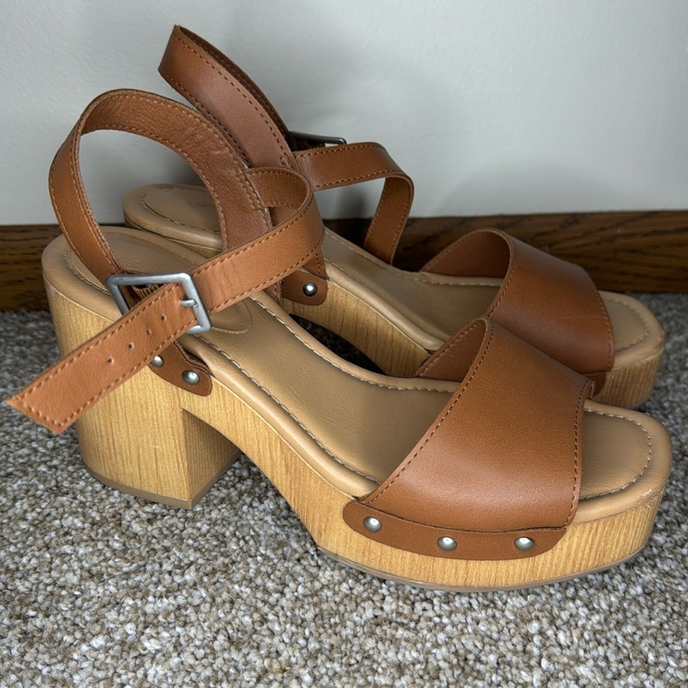 Universal Thread platform chunky heel